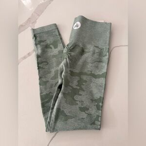 Livesore Women’s Seamless High-Rise Leggings Green Camouflage Size Medium